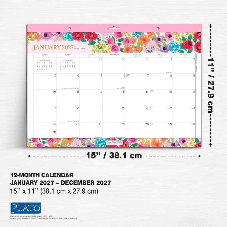 K&ouml;nnte beinhalten: Ein 38,1 cm mal 27,9 cm gro&szlig;er Wandkalender f&uuml;r Januar 2027 mit einem Blumenrand aus rosa, orangefarbenen und blauen Bl&uuml;ten. Das Kalenderraster zeigt Wochentage, Daten sowie kleine Referenzkalender f&uuml;r Dezember 2026 und Februar 2027.