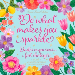 Puede incluir: Un calendario de 16 meses con un fondo azul claro, rodeado de flores coloridas y limones. El texto "Do what makes you sparkle" est&aacute; escrito en rosa, con una traducci&oacute;n francesa debajo. El calendario es para el a&ntilde;o 2026.