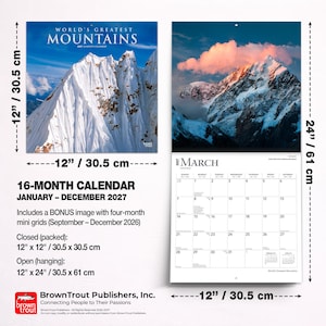 K&ouml;nnte beinhalten: Ein 16-Monats-Wandkalender mit dem Titel World's Greatest Mountains 2027. Er misst geschlossen 30,5 cm x 30,5 cm und ge&ouml;ffnet 30,5 cm x 61 cm. Der Kalender zeigt Fotos verschneiter Berge, ein Kalendarium f&uuml;r M&auml;rz 2027 und das BrownTrout-Logo.
