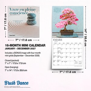 Peut inclure: Un mini calendrier de 16 mois pour 2027 intitul&eacute; Vivre en pleine conscience, avec des pierres empil&eacute;es sur la couverture et un bonsa&iuml; &agrave; fleurs roses pour mars. Il mesure 17,8 cm sur 17,8 cm ferm&eacute; et 17,8 cm sur 35,6 cm une fois ouvert.