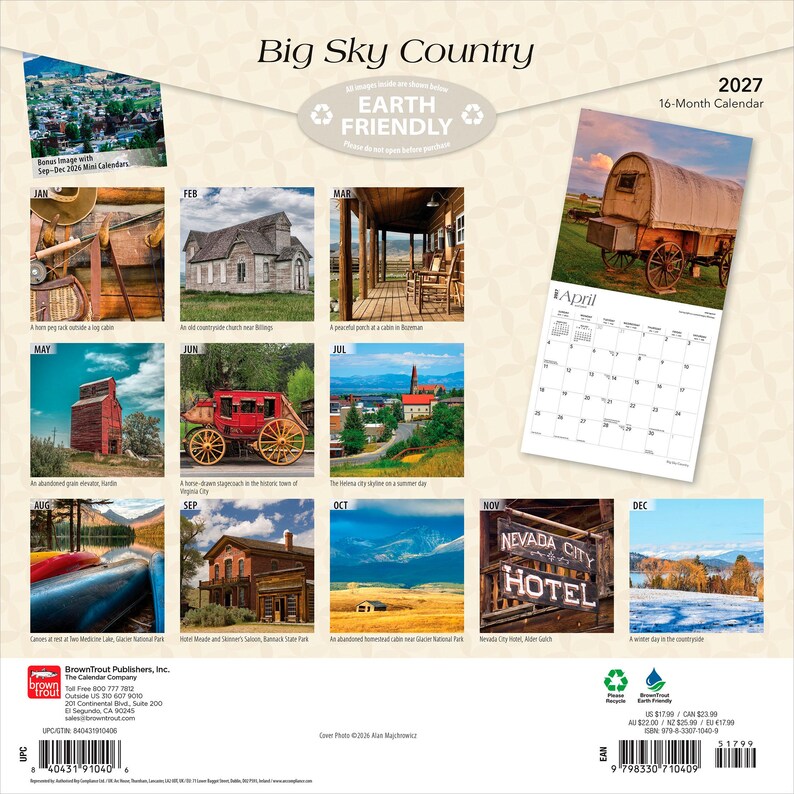 K&ouml;nnte beinhalten: Ein 16-monatiger Wandkalender f&uuml;r 2027 mit dem Titel Big Sky Country, der zw&ouml;lf verschiedene Landschaftsfotografien aus Montana zeigt. Die R&uuml;ckseite enth&auml;lt eine &Uuml;bersicht der monatlichen Bilder, darunter ein Planwagen und Geb&auml;ude.