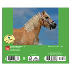 Op de afbeelding: Een kalender met een lichtbruin paard met blonde manen en een paarse halster tegen een blauwe lucht. De kalender is van BrownTrout Publishers, Inc. en bevat de tekst "Plastic-free stand!" en "Printed in China."