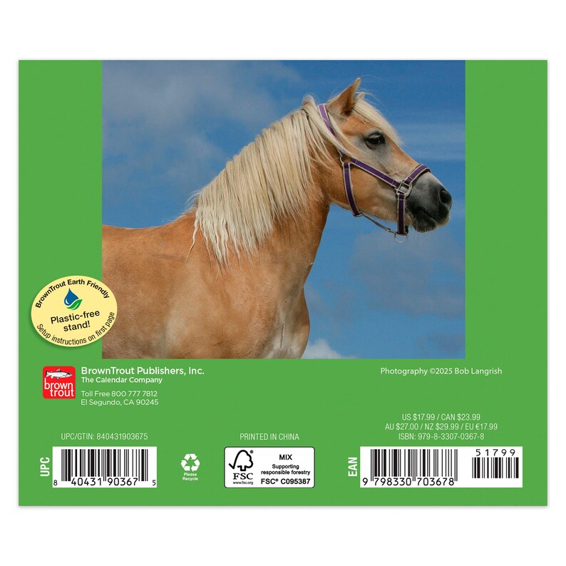 Op de afbeelding: Een kalender met een lichtbruin paard met blonde manen en een paarse halster tegen een blauwe lucht. De kalender is van BrownTrout Publishers, Inc. en bevat de tekst "Plastic-free stand!" en "Printed in China."