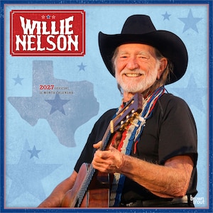 Op de afbeelding: 2027 offici&euml;le 16-maandenkalender met Willie Nelson. De kalender heeft een blauwe rand en een lichtblauwe achtergrond met sterren en een Texas-omtrek. Willie Nelson draagt een zwarte cowboyhoed en houdt een gitaar vast.