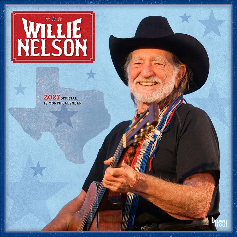 Op de afbeelding: 2027 offici&euml;le 16-maandenkalender met Willie Nelson. De kalender heeft een blauwe rand en een lichtblauwe achtergrond met sterren en een Texas-omtrek. Willie Nelson draagt een zwarte cowboyhoed en houdt een gitaar vast.