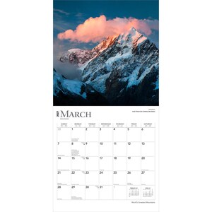 K&ouml;nnte beinhalten: Ein Wandkalender f&uuml;r M&auml;rz 2027 mit einer Fotografie eines schneebedeckten Berggipfels bei Sonnenuntergang und rosa Wolken am Himmel. Das Kalenderraster zeigt die Tage des Monats sowie kleine Monats&uuml;bersichten f&uuml;r Februar und April.
