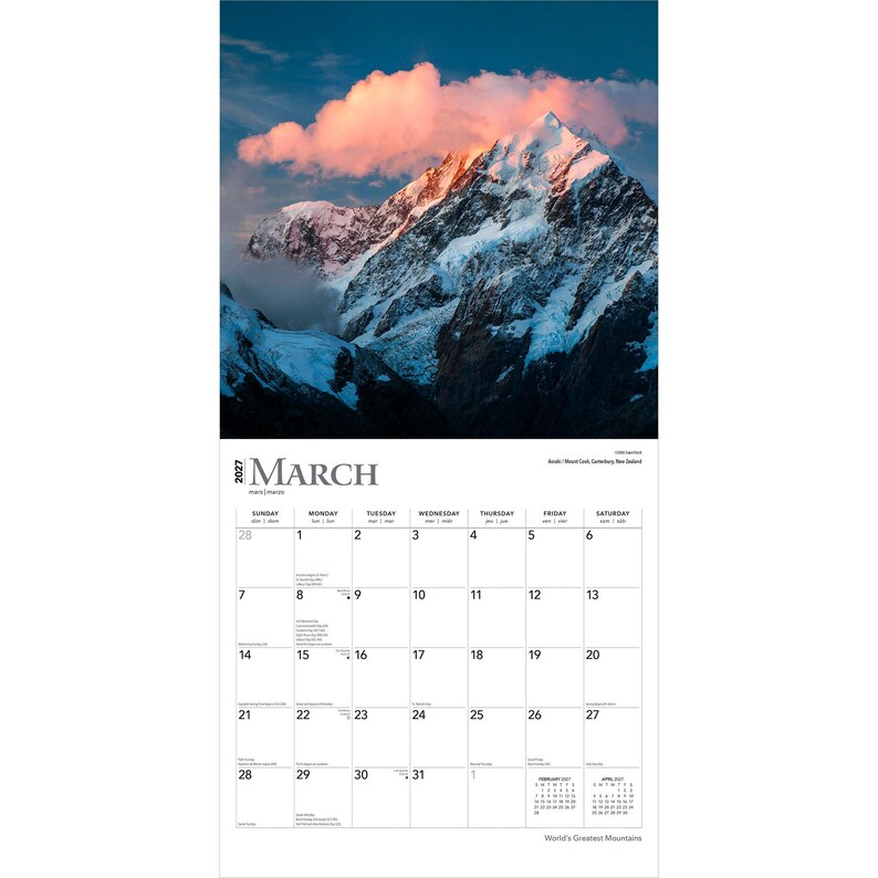 K&ouml;nnte beinhalten: Ein Wandkalender f&uuml;r M&auml;rz 2027 mit einer Fotografie eines schneebedeckten Berggipfels bei Sonnenuntergang und rosa Wolken am Himmel. Das Kalenderraster zeigt die Tage des Monats sowie kleine Monats&uuml;bersichten f&uuml;r Februar und April.
