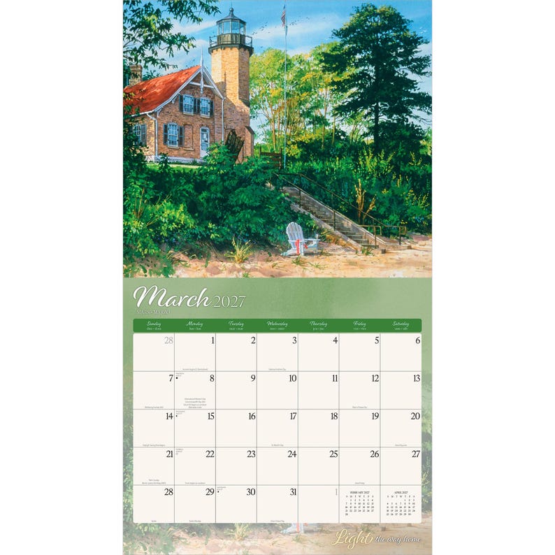 Peut inclure: Un calendrier mural pour mars 2027 illustr&eacute; d'une peinture repr&eacute;sentant un phare en briques au toit rouge, entour&eacute; d'arbres et de buissons verts. Une chaise blanche est plac&eacute;e pr&egrave;s d'un escalier en pierre menant au phare. La grille est blanche.