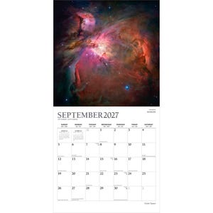 Op de afbeelding: Een wandkalender voor september 2027 met een levendige, hoge resolutie foto van een kleurrijke nevel in de ruimte. Het kalenderraster toont de maand, de dagen van de week en de data in zwarte tekst op een witte achtergrond met kleine tekst.