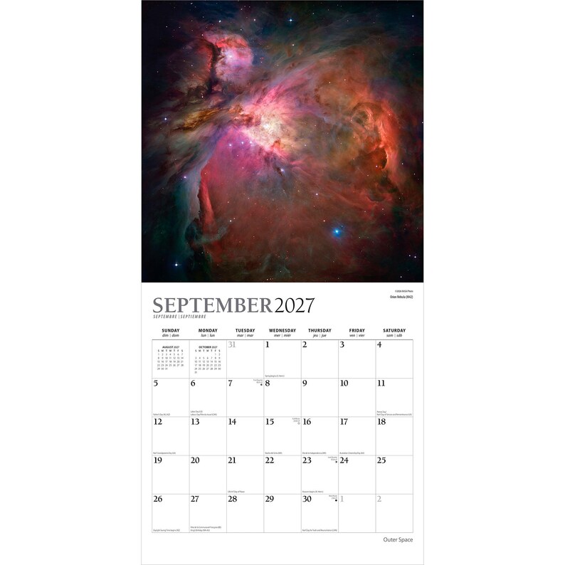 Op de afbeelding: Een wandkalender voor september 2027 met een levendige, hoge resolutie foto van een kleurrijke nevel in de ruimte. Het kalenderraster toont de maand, de dagen van de week en de data in zwarte tekst op een witte achtergrond met kleine tekst.