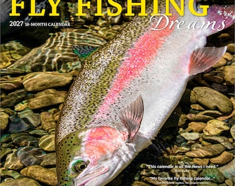 Pode incluir: Um calendário de 16 meses para 2027 intitulado Fly Fishing Dreams com uma grande truta arco-íris em águas rasas. O texto da capa diz Where the love of fly fishing, fly tying, and photography meet, 2027 16-month calendar e brown trout.