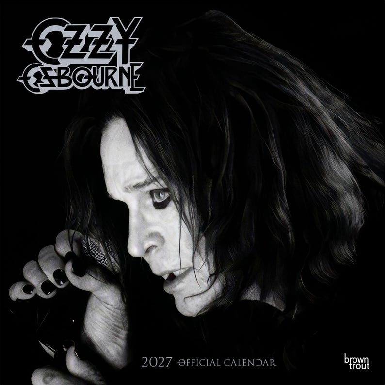 K&ouml;nnte beinhalten: Ein offizieller Kalender f&uuml;r 2027 mit einem Schwarz-Wei&szlig;-Portr&auml;t von Ozzy Osbourne. Oben links befindet sich das Ozzy Osbourne-Logo, unten in der Mitte steht 2027 OFFICIAL CALENDAR und unten rechts ist das brown trout-Logo zu sehen.