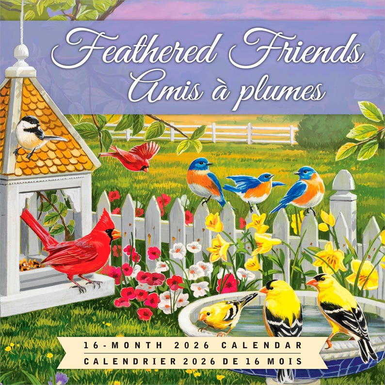 Puede incluir: Un calendario de 2026 titulado "Feathered Friends" con la traducci&oacute;n francesa "Amis &agrave; plumes". La imagen presenta una pajarera, una valla blanca y varios p&aacute;jaros coloridos, incluyendo cardenales, azulejos y jilgueros, entre flores y vegetaci&oacute;n.