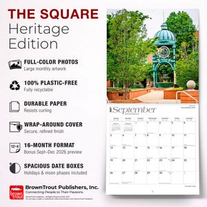 Pode incluir: O calend&aacute;rio de 16 meses The Square Heritage Edition apresenta uma fotografia a cores de uma torre de rel&oacute;gio verde num parque. A p&aacute;gina do calend&aacute;rio mostra setembro de 2027 com uma grelha de datas, incluindo feriados e fases lunares.