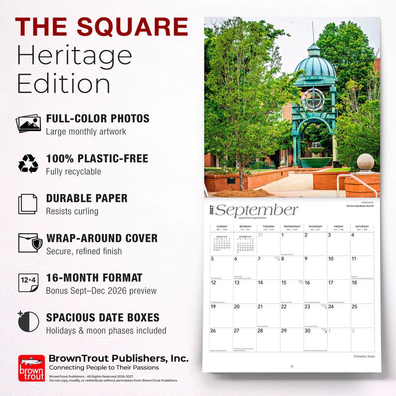 Pode incluir: O calend&aacute;rio de 16 meses The Square Heritage Edition apresenta uma fotografia a cores de uma torre de rel&oacute;gio verde num parque. A p&aacute;gina do calend&aacute;rio mostra setembro de 2027 com uma grelha de datas, incluindo feriados e fases lunares.