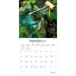Pode incluir: Um calend&aacute;rio de parede para setembro de 2027 com uma fotografia de uma fonte de bambu vertendo &aacute;gua para uma bacia de pedra coberta de musgo. A grelha do calend&aacute;rio mostra o m&ecirc;s, os dias da semana e as datas. O texto na imagem diz: From the reflexion of greed, the vinegar appeared to be honey. -Rumi.