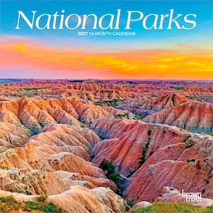Może przedstawiać: 16-miesięczny kalendarz na 2027 rok zatytułowany National Parks, przedstawiający krajobraz warstwowych, kolorowych formacji skalnych pod niebem o zachodzie słońca w odcieniach pomarańczu i ż&oacute;łci. W prawym dolnym rogu widnieje napis Brown Trout.
