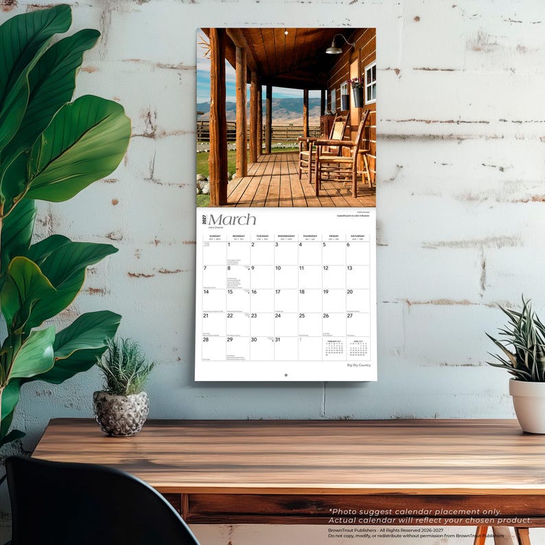 K&ouml;nnte beinhalten: Ein Wandkalender f&uuml;r M&auml;rz 2024 mit einer Fotografie einer Holzveranda mit Schaukelst&uuml;hlen mit Blick auf eine Landschaft. Das Kalenderraster zeigt die Tage des Monats mit dem Titel M&auml;rz 2024 oben auf der Seite gedruckt.