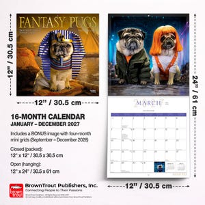 Może przedstawiać: 16-miesięczny kalendarz ścienny zatytułowany Fantasy Pugs na 2027 rok, o wymiarach 30,5 na 30,5 cm po zamknięciu i 30,5 na 61 cm po otwarciu. Okładka przedstawia mopsa przebranego za egipskiego faraona, a wnętrze pokazuje mopsy w kostiumach i kalendarz na marzec.