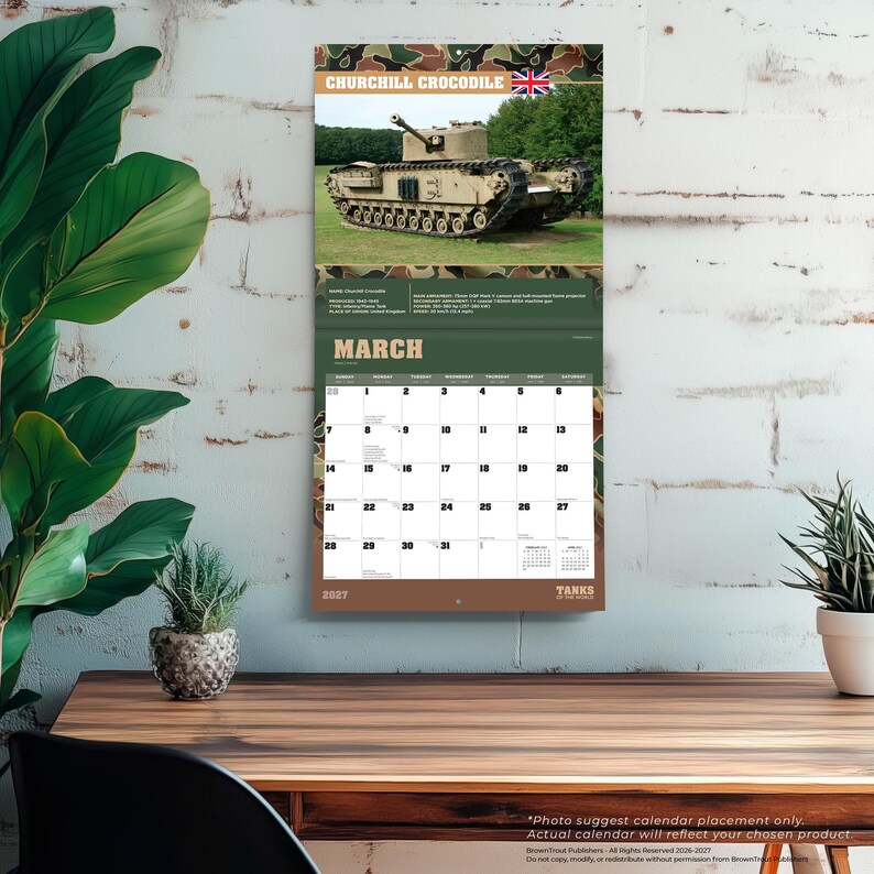 Puede incluir: Un calendario de pared de 2027 con un tanque Churchill Crocodile en la p&aacute;gina de marzo. La secci&oacute;n superior muestra el tanque en un campo de hierba con el texto Churchill Crocodile y una bandera brit&aacute;nica. La secci&oacute;n inferior muestra el calendario.