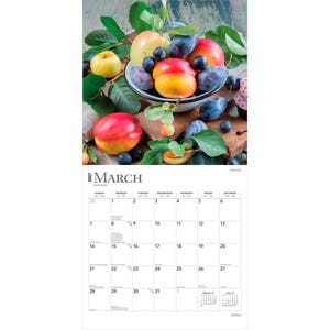 Puede incluir: Un calendario de pared para marzo de 2027 con un cuenco lleno de melocotones frescos, ciruelas y hojas verdes. La cuadr&iacute;cula del calendario muestra los d&iacute;as del mes con el texto March 2027 en la parte superior y calendarios peque&ntilde;os para febrero y abril.