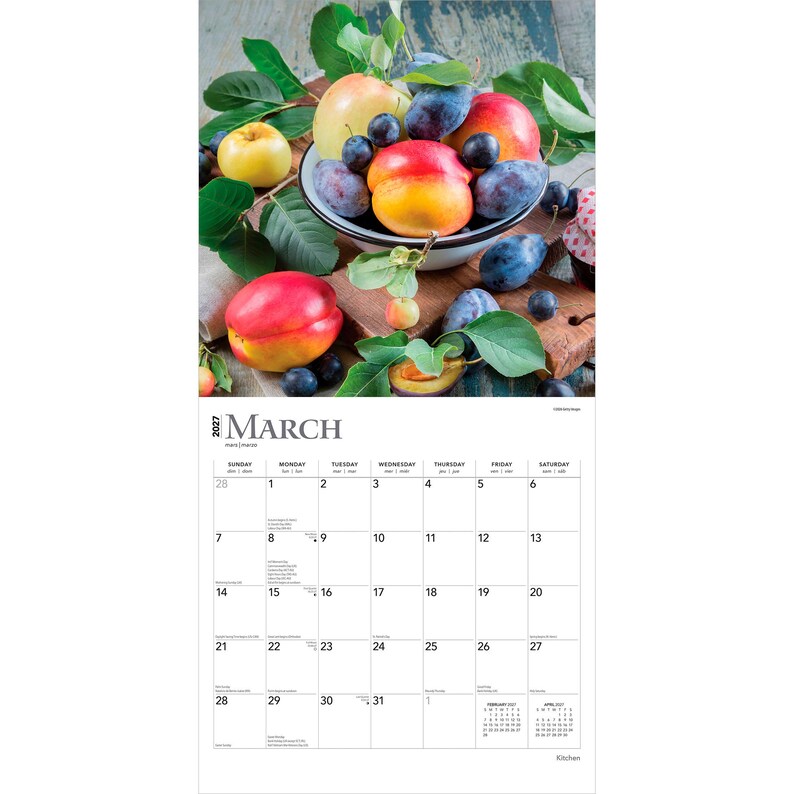 Puede incluir: Un calendario de pared para marzo de 2027 con un cuenco lleno de melocotones frescos, ciruelas y hojas verdes. La cuadr&iacute;cula del calendario muestra los d&iacute;as del mes con el texto March 2027 en la parte superior y calendarios peque&ntilde;os para febrero y abril.