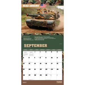Puede incluir: Un calendario de pared de 2027 con un tanque de batalla principal M1A2 Abrams en un campo de tierra. La p&aacute;gina muestra el mes de septiembre con una cuadr&iacute;cula de fechas, especificaciones t&eacute;cnicas y un peque&ntilde;o icono de la bandera de EE. UU.