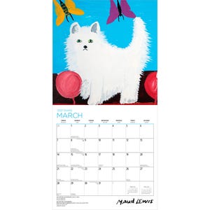 Puede incluir: Un calendario de pared para marzo de 2027 con una pintura de un gato blanco esponjoso de ojos verdes de pie entre dos objetos circulares rojos sobre un fondo azul brillante con una mariposa amarilla y una mariposa morada arriba.