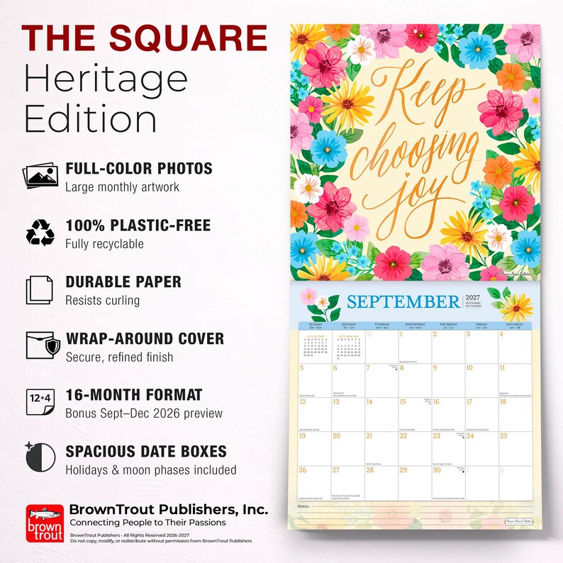 Pu&ograve; includere: Un calendario da parete "The Square Heritage Edition" con un design floreale e la scritta "Keep choosing joy". Il calendario presenta foto a colori, carta resistente e un formato di 16 mesi. Il calendario di settembre 2027 &egrave; visibile.