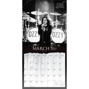 K&ouml;nnte beinhalten: Eine schwarz-wei&szlig;e Wandkalenderseite f&uuml;r M&auml;rz 2027 mit einem Foto von Ozzy Osbourne, der auf einer B&uuml;hne in ein Mikrofon singt, w&auml;hrend im Hintergrund ein Schlagzeug zu sehen ist. Das Ozzy Osbourne-Logo steht in wei&szlig;em Text oben rechts.