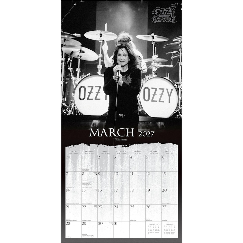 K&ouml;nnte beinhalten: Eine schwarz-wei&szlig;e Wandkalenderseite f&uuml;r M&auml;rz 2027 mit einem Foto von Ozzy Osbourne, der auf einer B&uuml;hne in ein Mikrofon singt, w&auml;hrend im Hintergrund ein Schlagzeug zu sehen ist. Das Ozzy Osbourne-Logo steht in wei&szlig;em Text oben rechts.