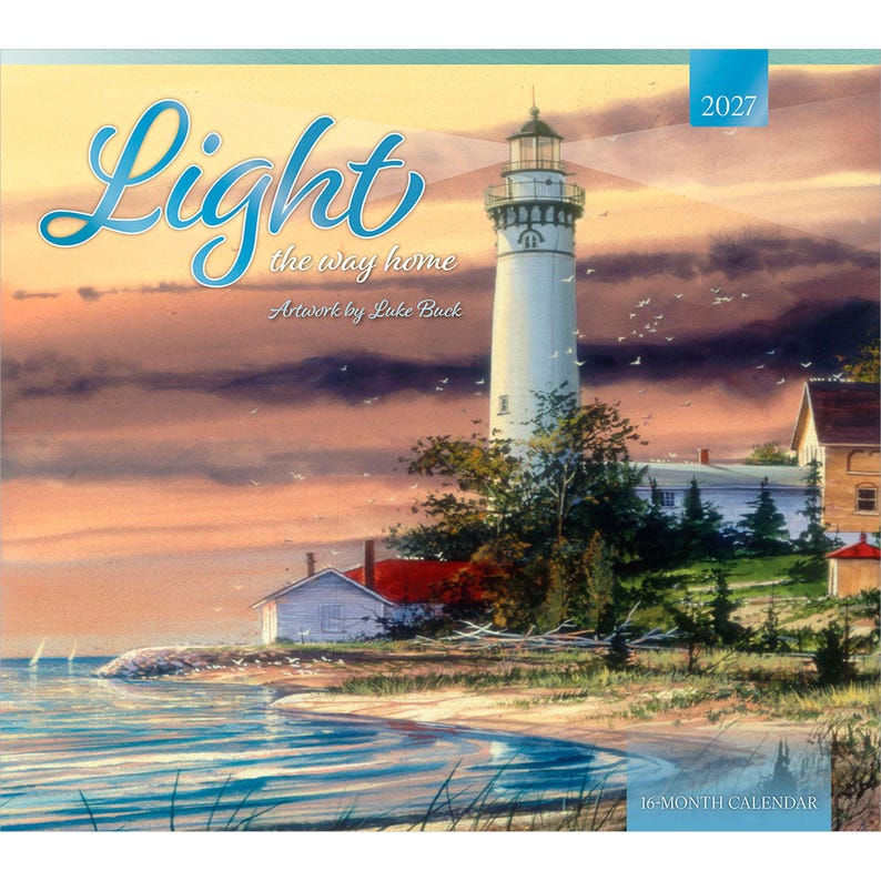 Peut inclure: Un calendrier de 16 mois pour 2027 intitul&eacute; Light the way home avec une illustration de Luke Buck. La couverture montre un phare blanc sur une c&ocirc;te au coucher du soleil, avec une petite maison, des arbres et un oc&eacute;an bleu sous un ciel orang&eacute;.