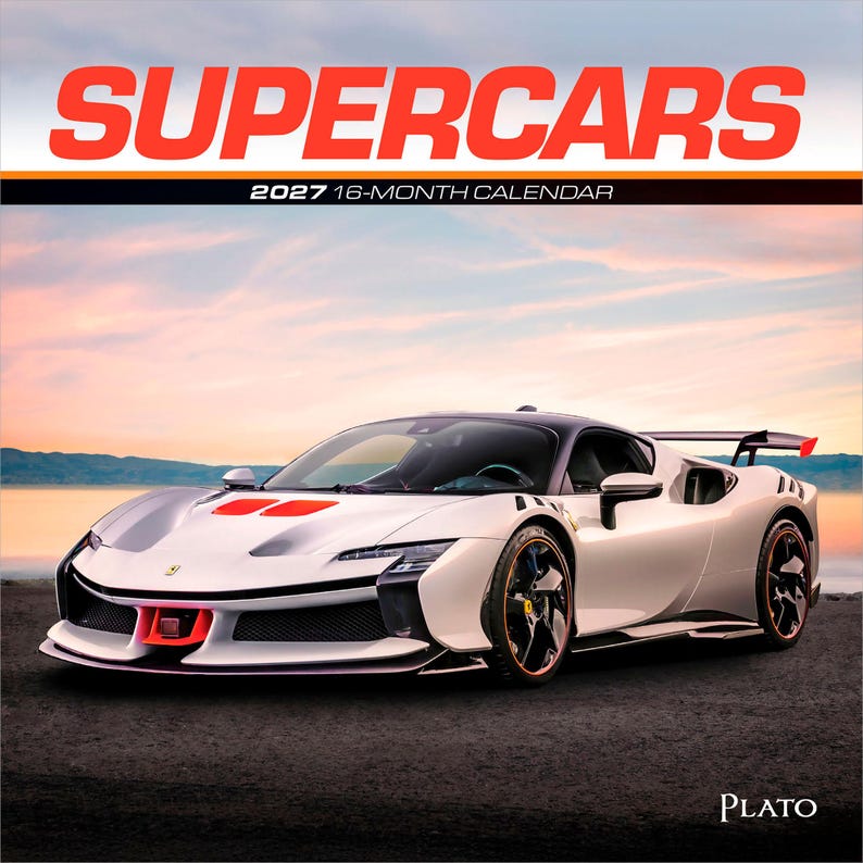 Puede incluir: Un calendario de 16 meses para 2027 titulado SUPERCARS que muestra un coche deportivo Ferrari blanco con detalles rojos, techo negro y aler&oacute;n trasero. El coche est&aacute; sobre una superficie oscura frente a un cielo al atardecer. Marca Plato visible.