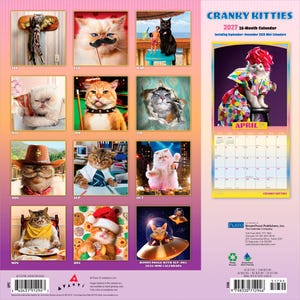 Pode incluir: Um calend&aacute;rio de parede de 16 meses para 2027 intitulado Cranky Kitties, apresentando doze fotografias individuais de gatos em v&aacute;rios trajes e cen&aacute;rios, incluindo um gato com bigode, um gato com chap&eacute;u de cowboy e um gato com gorro de Papai Noel.