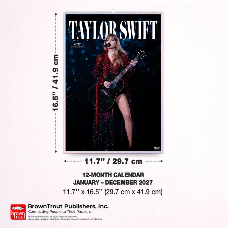 Puede incluir: Un calendario de pared de 12 meses de Taylor Swift para 2027 con una fotograf&iacute;a de la artista tocando la guitarra. El calendario mide 29,7 cm por 41,9 cm. El texto dice Taylor Swift 2027 Official Calendar y BrownTrout.