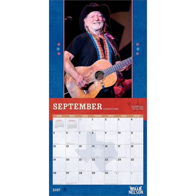 Op de afbeelding: Een kalender voor 2027 met een foto van Willie Nelson die gitaar speelt. De kalender heeft een rood-blauw kleurenschema met de maand september prominent weergegeven. De omtrek van Texas is op de kalender te zien.