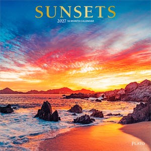 Pu&ograve; includere: Un calendario di 16 mesi per il 2027 intitolato SUNSETS che presenta una vibrante fotografia di un paesaggio costiero al tramonto. L'immagine mostra un cielo colorato con tonalit&agrave; arancioni, gialle e blu sopra una costa rocciosa e il mare.
