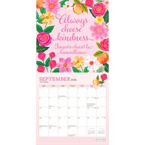 Puede incluir: Un calendario de pared rosa para septiembre de 2026, con un borde floral de flores rosas, amarillas y blancas, y melocotones. El texto "Always choose kindness" est&aacute; escrito en cursiva, con una traducci&oacute;n francesa debajo.