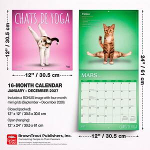 Pu&ograve; includere: Un calendario da parete di 16 mesi per il 2027 intitolato CHATS DE YOGA con fotografie di gatti. Il calendario chiuso misura 30,5 cm per 30,5 cm, mentre quello aperto misura 30,5 cm per 61 cm. Include una griglia bonus di quattro mesi per il 2026.