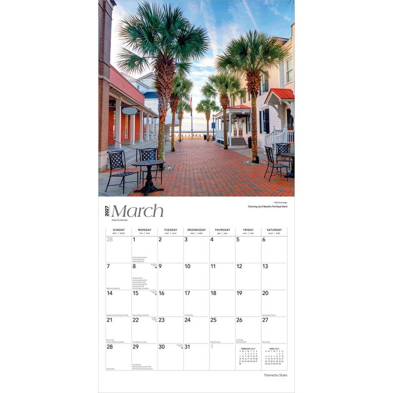 Pode incluir: Um calend&aacute;rio de parede de 2027 para o m&ecirc;s de mar&ccedil;o com uma fotografia de um caminho de tijolos ladeado por palmeiras e edif&iacute;cios. A grade do calend&aacute;rio exibe as datas de 1 a 31, com texto pequeno para fevereiro e abril de 2027 na base.