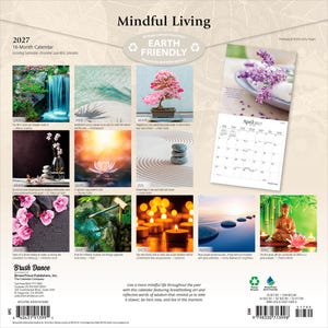 Pode incluir: Um calend&aacute;rio de parede de 16 meses para 2027 intitulado Mindful Living, apresentando doze imagens mensais de natureza, pedras zen, flores e velas. A contracapa exibe uma grade dessas fotos mensais, uma p&aacute;gina de exemplo de abril de 2027 e texto.