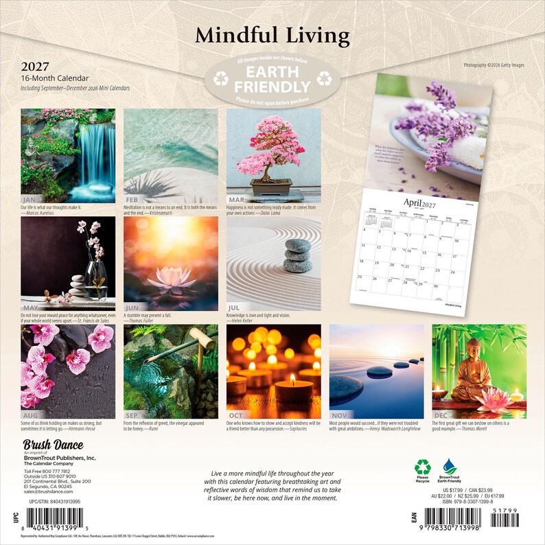 Pode incluir: Um calend&aacute;rio de parede de 16 meses para 2027 intitulado Mindful Living, apresentando doze imagens mensais de natureza, pedras zen, flores e velas. A contracapa exibe uma grade dessas fotos mensais, uma p&aacute;gina de exemplo de abril de 2027 e texto.