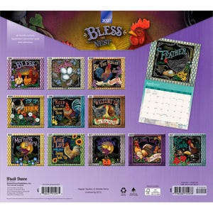 Op de afbeelding: Een wandkalender voor 2027 getiteld Bless This Nest met twaalf maandelijkse illustraties van kippen en hanen met decoratieve tekst. De kalender toont een rooster voor april 2027 en bevat diverse illustraties met een kippenthema.
