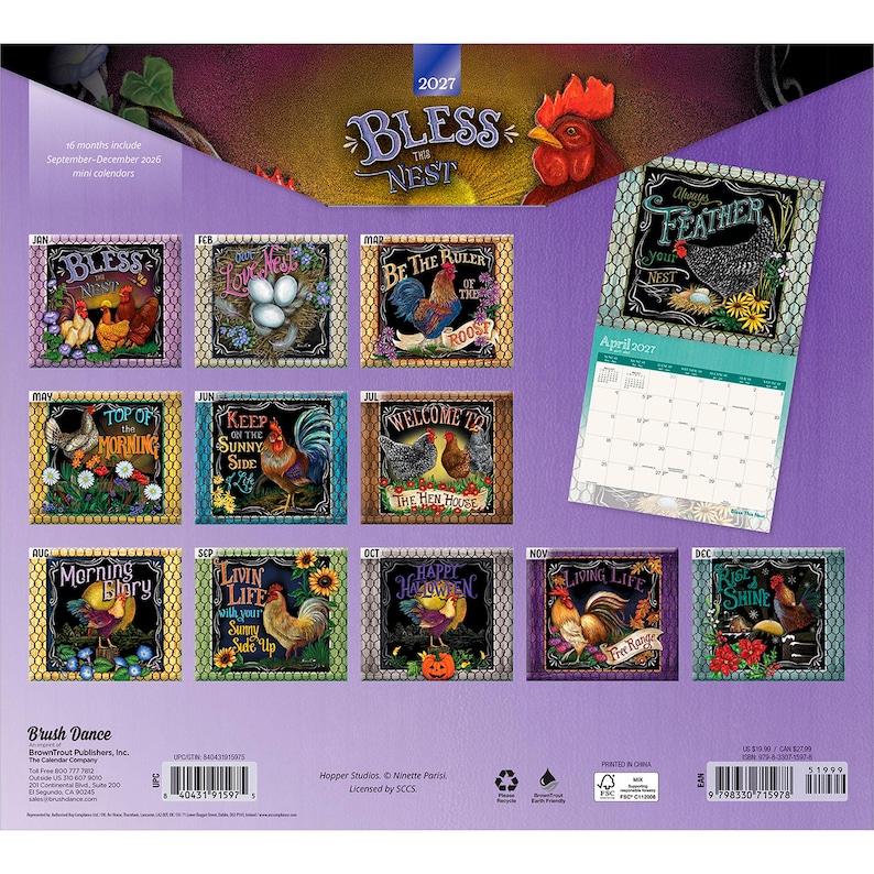 Op de afbeelding: Een wandkalender voor 2027 getiteld Bless This Nest met twaalf maandelijkse illustraties van kippen en hanen met decoratieve tekst. De kalender toont een rooster voor april 2027 en bevat diverse illustraties met een kippenthema.