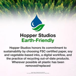K&ouml;nnte beinhalten: Eine Grafik mit einem Logo aus einem blauen Wassertropfen und einem gr&uuml;nen Blatt &uuml;ber dem Text Hopper Studios Earth-Friendly. Darunter beschreibt ein Text das Engagement f&uuml;r Nachhaltigkeit durch FSC-zertifiziertes Papier und pflanzliche Tinten.