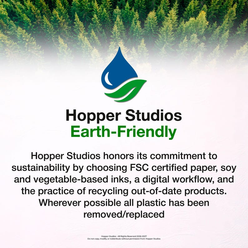 K&ouml;nnte beinhalten: Eine Grafik mit einem Logo aus einem blauen Wassertropfen und einem gr&uuml;nen Blatt &uuml;ber dem Text Hopper Studios Earth-Friendly. Darunter beschreibt ein Text das Engagement f&uuml;r Nachhaltigkeit durch FSC-zertifiziertes Papier und pflanzliche Tinten.