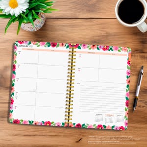 以下が含まれることがあります： 2027年1月のスパイラル綴じプランナー。ピンク、赤、白の花のボーダーが特徴です。ページには予定、タスクリスト、メモ用のセクションがあり、12月、1月、2月の小さなカレンダーも記載されています。
