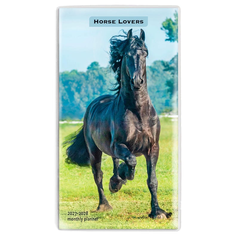 Pode incluir: Uma agenda mensal retangular com um cavalo preto galopando por um campo verde. O texto HORSE LOVERS est&aacute; impresso no topo e o texto 2027-2028 monthly planner est&aacute; impresso no canto inferior esquerdo da capa.