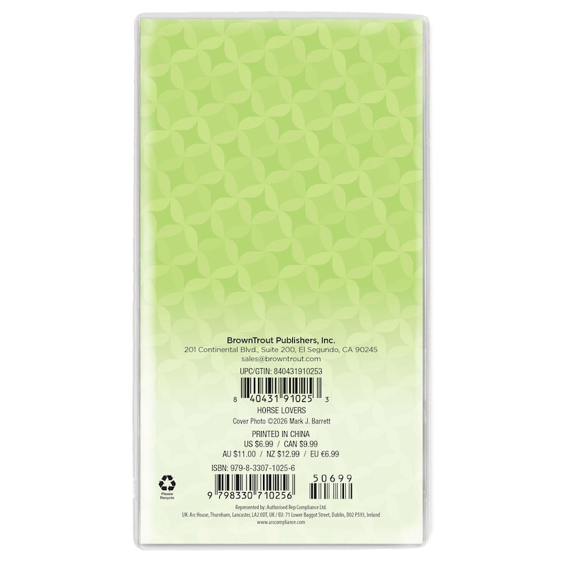 Pode incluir: Uma contracapa de calend&aacute;rio retangular com um fundo verde claro e um padr&atilde;o geom&eacute;trico de estrelas repetitivo. Exibe os detalhes de contato da BrownTrout Publishers, Inc., um c&oacute;digo de barras, o ISBN 978-8-3307-1025-6 e o texto Horse Lovers.