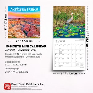 Może przedstawiać: 16-miesięczny minikalendarz National Parks na 2027 rok, o wymiarach 17,8 cm na 17,8 cm po zamknięciu i 17,8 cm na 35,6 cm po otwarciu. Okładka przedstawia kolorowy krajobraz, a otwarta strona zawiera kalendarz na marzec 2027 roku.
